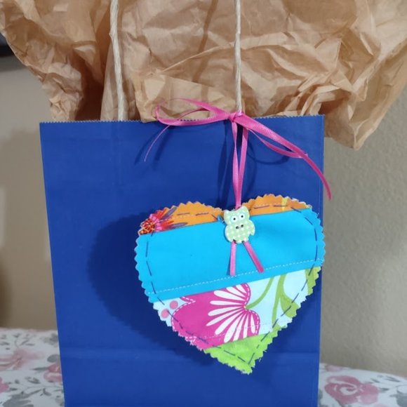 HANDCRAFTED GIFT TAGS - Picture 1 of 3
